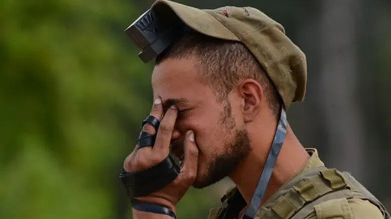 IDF soldier prays near Gaza (illustration)