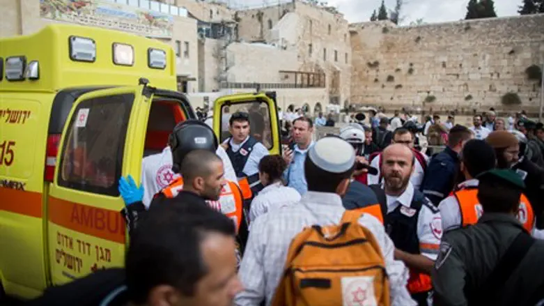 Lion's Gate stabber and victim evacuated at Kotel Plaza