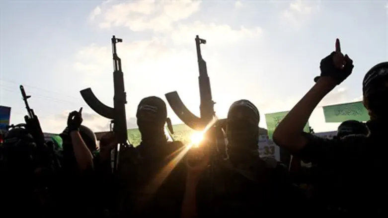 Hamas terrorists with Kalashnikov guns (file)