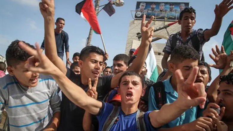 Palestinians in Gaza celebrate terrorist attacks in Israel (file)