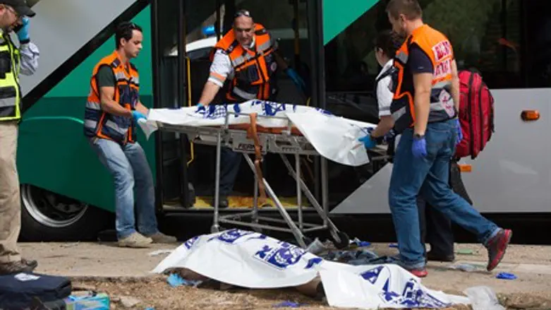Paramedics evacuate bodies from Jerusalem bus attack