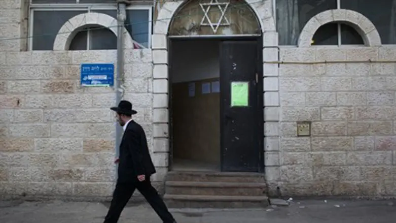 Jew walks next to synagogue 