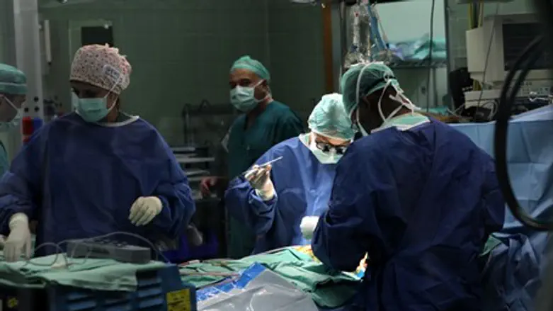 Israeli doctors perform surgery (file)