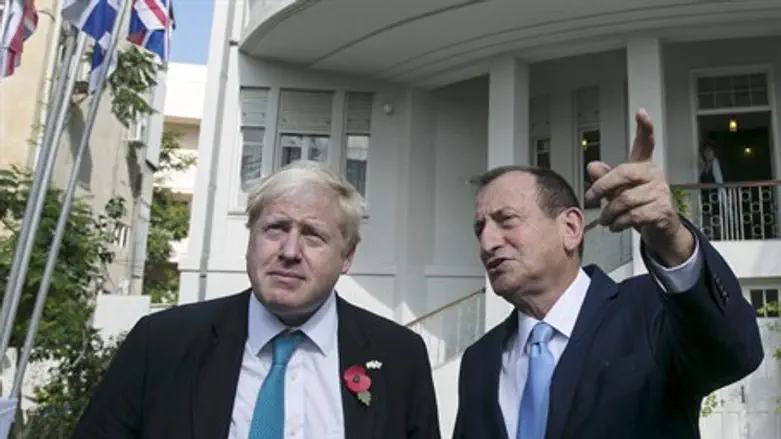 London Mayor Boris Johnson with Tel Aviv Mayor Ron Huldai in Israel