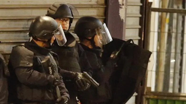 French special forces in operation to catch Paris attack mastermind