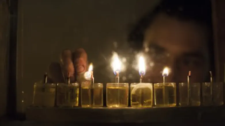 Lighting Hanukkah candles (illustration)