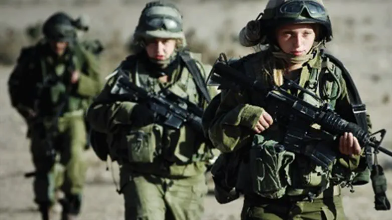 Female combat soldiers (illustration)