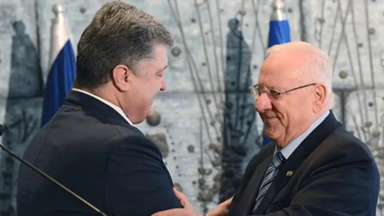 Ukrainian President Petro Poroshenko (L), Rivlin