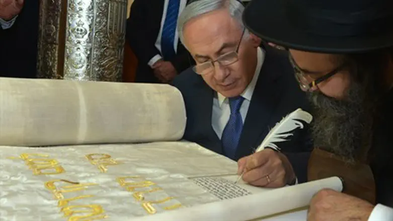 Netanyahu writes a letter in the Torah scroll