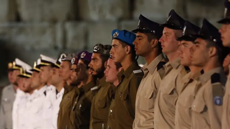 IDF soldiers stand to attention at Kotel Memorial Day ceremony (file)