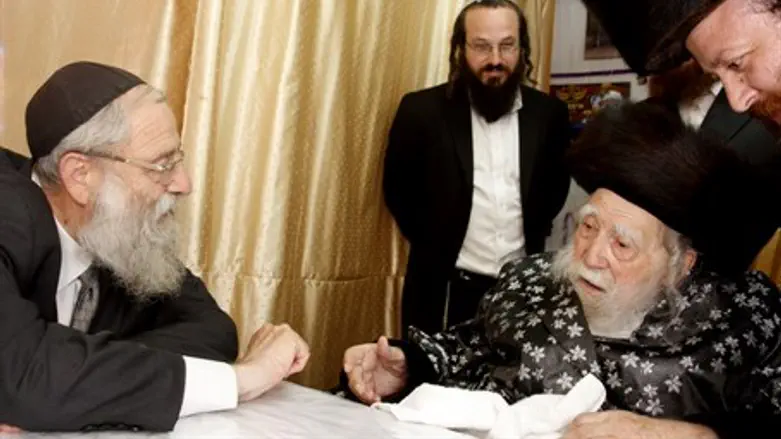 Erlau Rebbe meeting with Jerusalem Chief Rabbi. archive