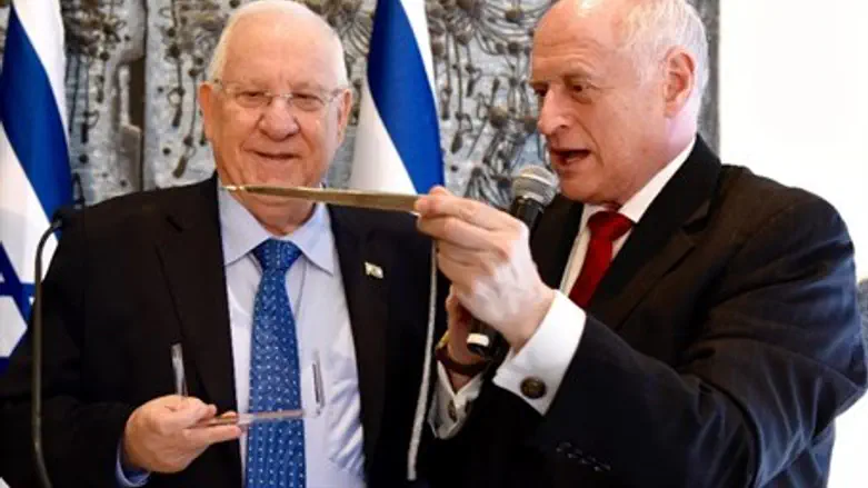 COP Executive Vice Chairman Malcolm Hoenlein presents President Reuven Rivlin with a Yad T