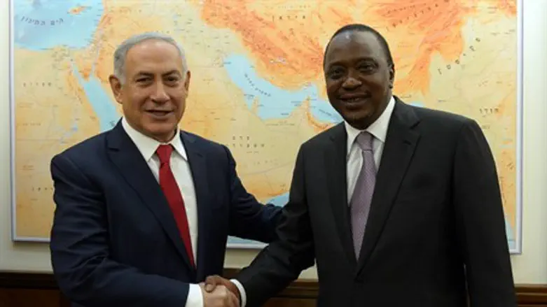 Binyamin Netanyahu with Kenyan President Uhuru Kenyatta