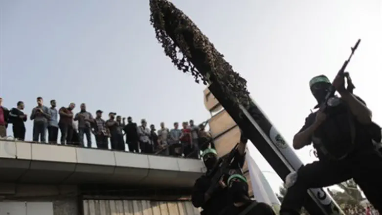 Hamas terrorists parade rockets (file)