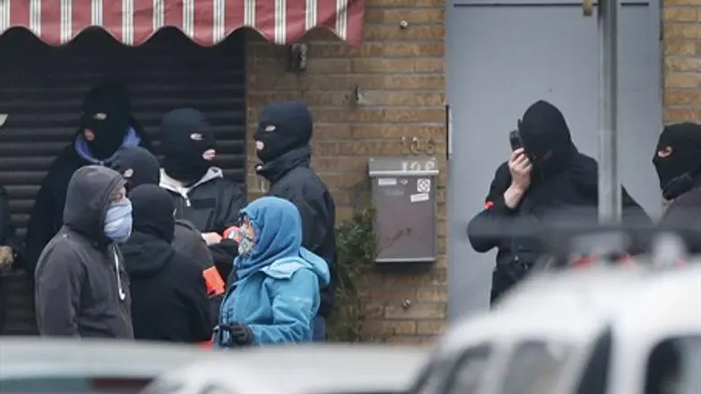 Operation to arrest top Paris suspect Salah Abdeslam