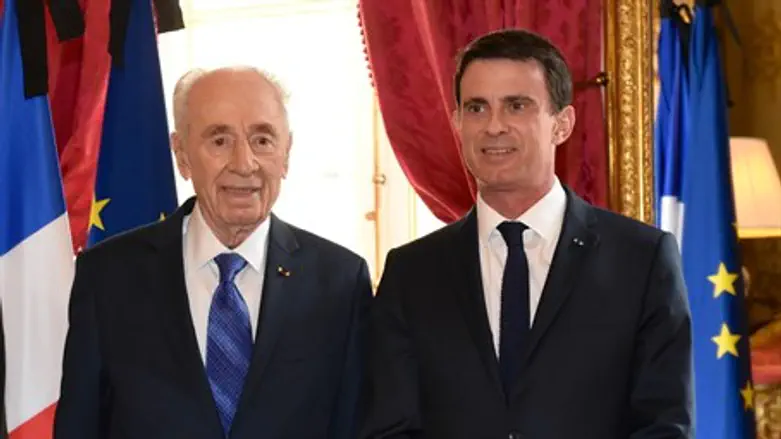 Shimon Peres with French Prime Minister Manuel Valls 