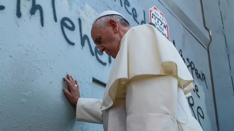 האפיפיור פרנציסקוס ליד גדר ההפרדה