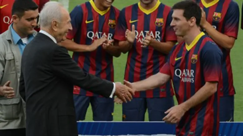 Messi meets Peres