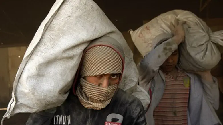 Gazan Arabs smuggle cement through tunnels (illustration)