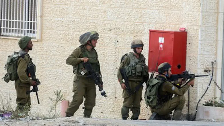 IDF soldiers operate near Ramallah Ffile)