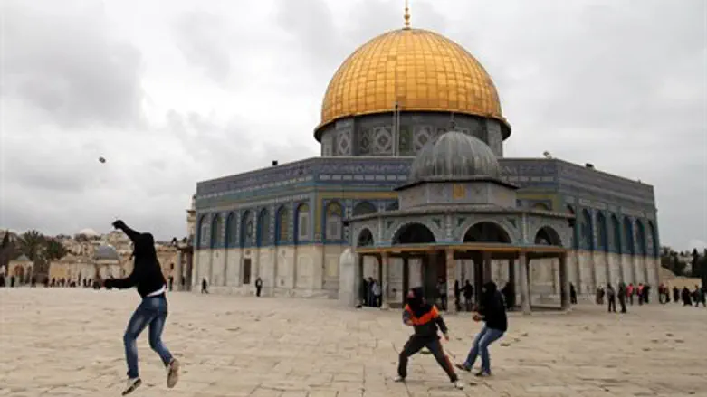 Arab rioters on Temple Mount (file)