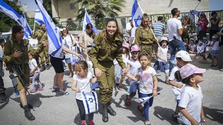 Soldiers accompany children for pre-Independence Day march in Efrat