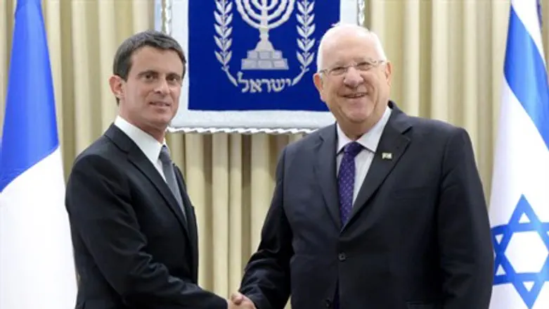 Prime Minister Manuel Valls (L) with Rivlin