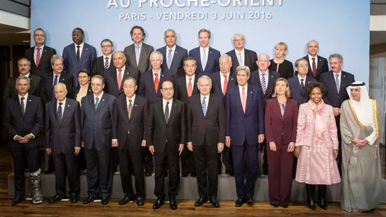 Foreign ministers before the meeting in Paris