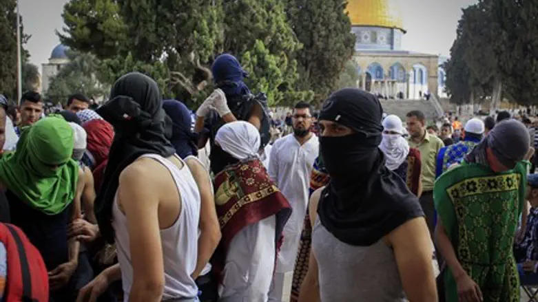 Masked Islamists on the Temple Mount