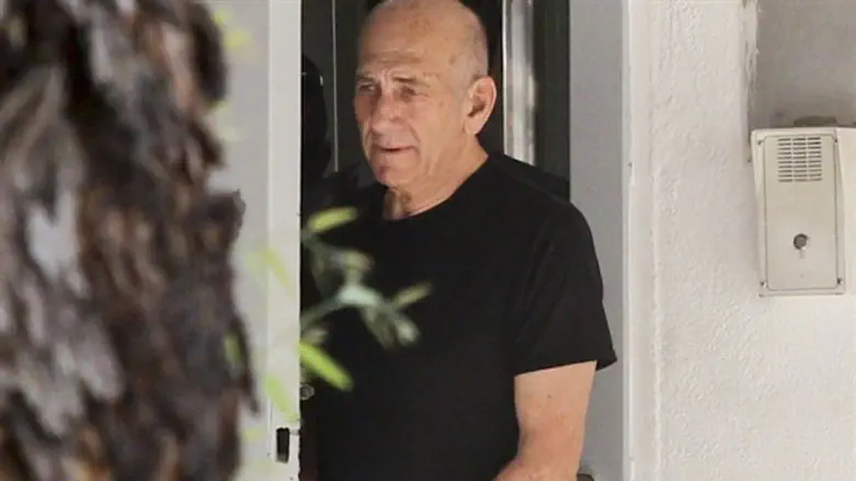 Olmert at prison gates