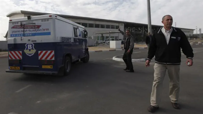 Truck enters Gaza through the Erez Crossing