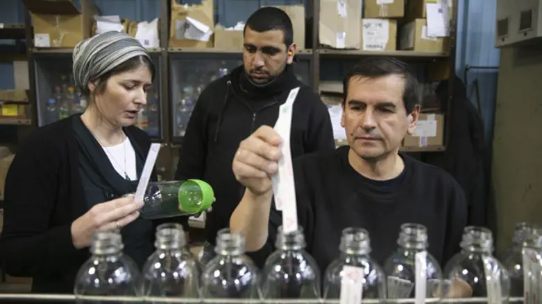 Jewish, Palestinian workers in Sodastream factory