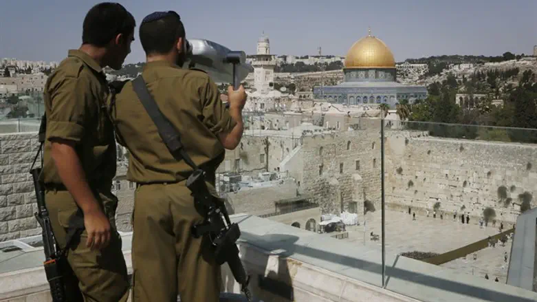 Soldiers view Kotel on Jerusalem Old City tour