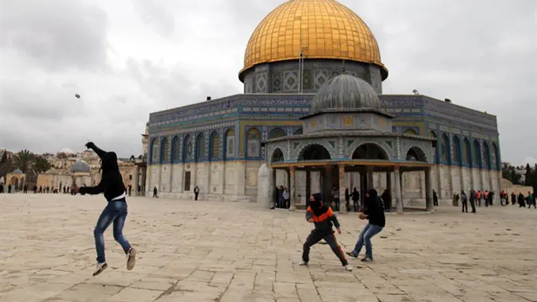 Stone throwers on Temple Mount