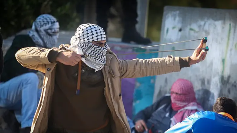 Palestinians fight IDF in Al-Fawwar