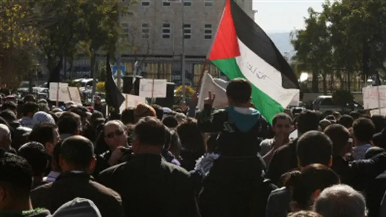 ערבים מניפים דגל אש"ף בהפגנה בירושלים. ארכיון