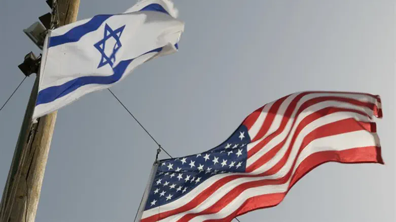 Israeli and American flags (file)