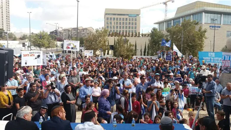 Ofra residents protest in front of government offices