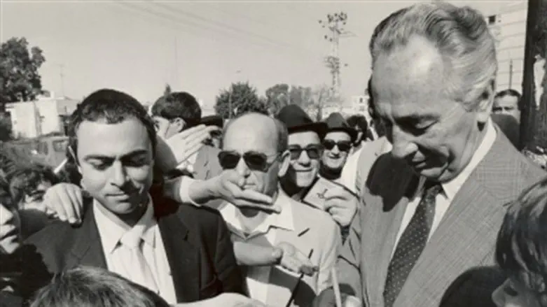Peres with his security detail