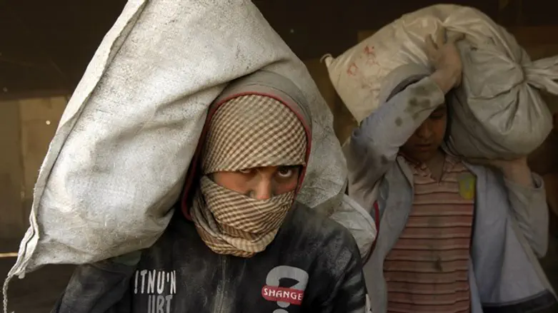 Gazan Arabs smuggle cement through tunnels