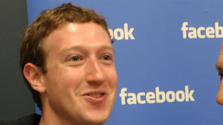 Facebook's Mark Zuckerberg meets Shimon Peres