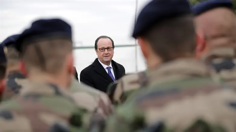 French President Hollande with French soldiers