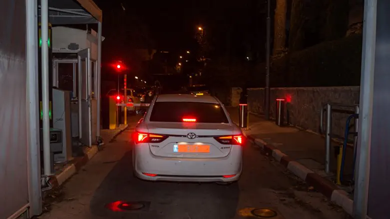Investigator's car leaving Netanyahu investigation