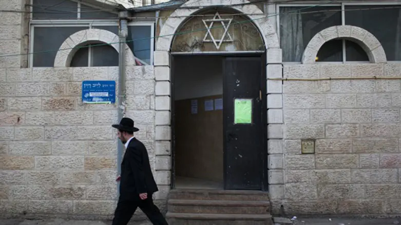 Jew walks next to synagogue (illustration)