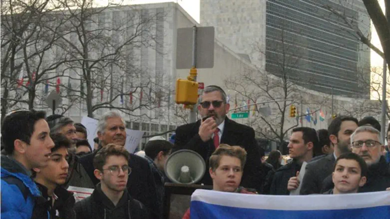 Rabbi Zeev Firedman speaks at pro-Israel rally