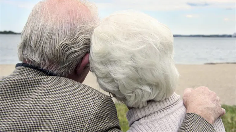 Elderly couple (illustrative) (iStock) זקנים אנשים זוג