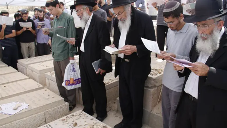 Prayer at the grave of Rabbi Kook
