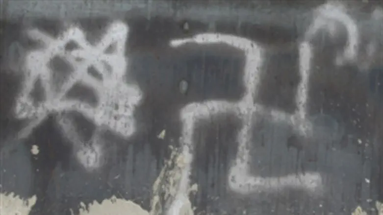 Swastika graffiti (file)