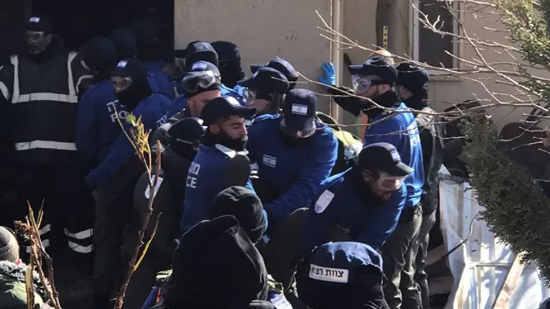 Demonstrators removed from Amona synagogue