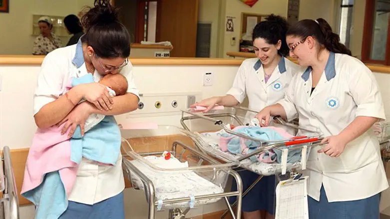 National Service nurses volunteering in Israeli hospital